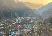 Mandi valley town nestled between steep mountain ridges
